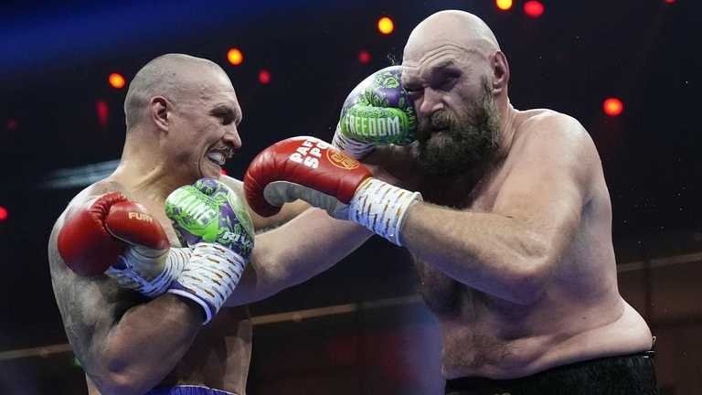 Усик атакує Ф'юрі / Фото Getty Images Усик атакує Ф'юрі / Фото Getty Images