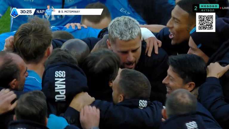 Игроки Наполи празднуют гол / Скриншот из видео Игроки Наполи празднуют гол / Скриншот из видео