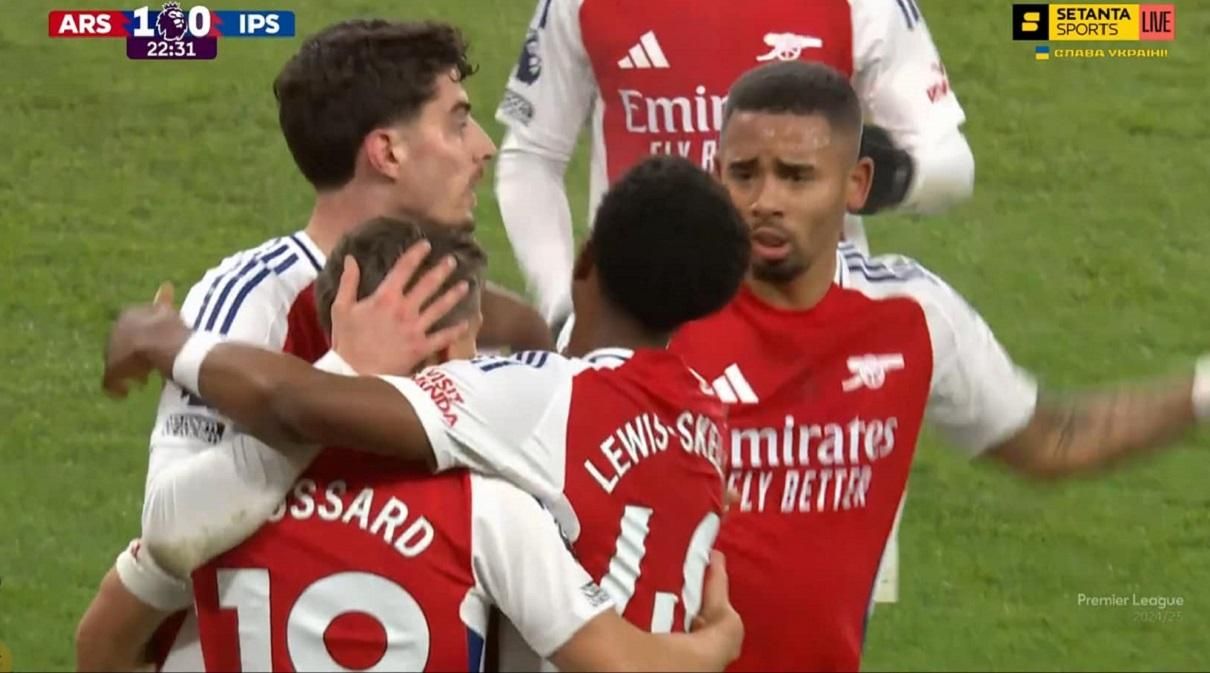 Игроки Арсенала празднуют гол / Скриншот из трансляции