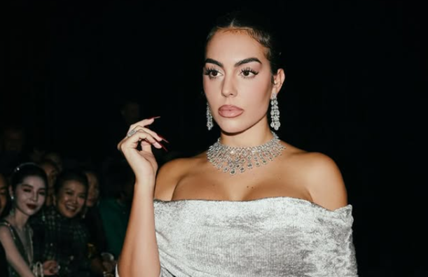 Возлюбленная Роналду едва не засветила прелести в стильном мини-платье – фото горячего образа