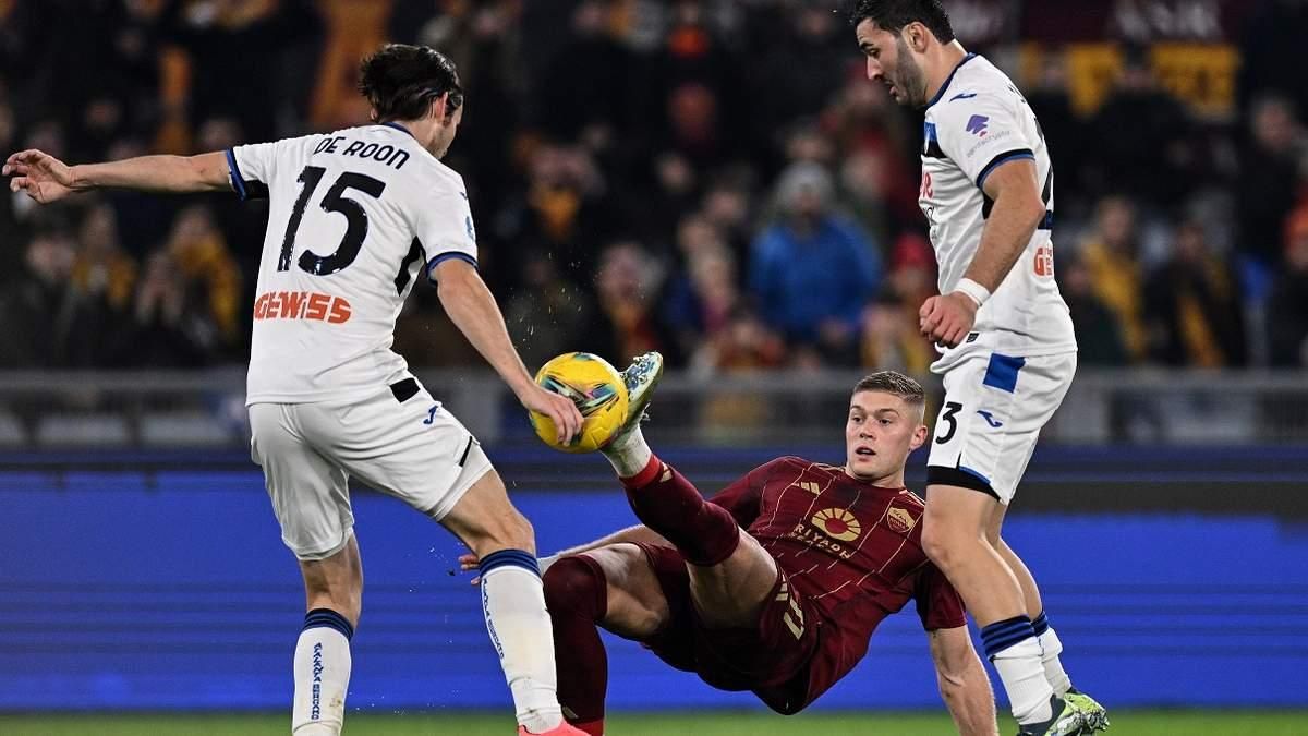 Артем Довбик в матче Ромы против Аталанты / скриншот трансляции