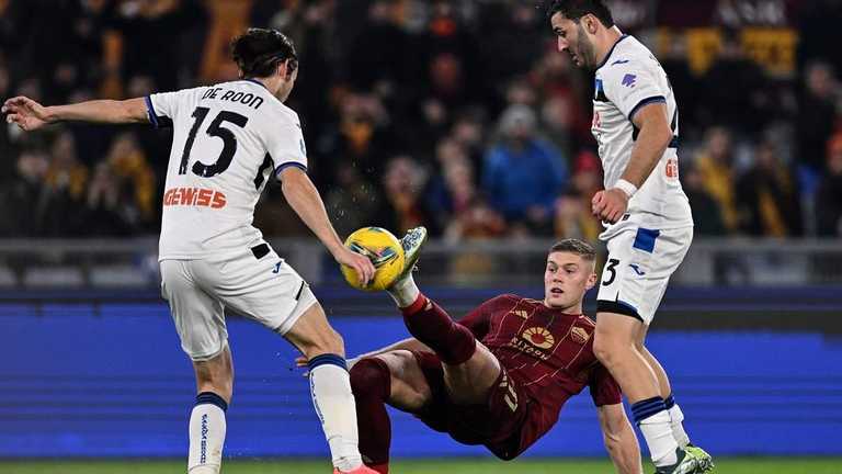 Артем Довбик в матчі Роми проти Аталанти / скріншот трансляції Артем Довбик в матчі Роми проти Аталанти / скріншот трансляції