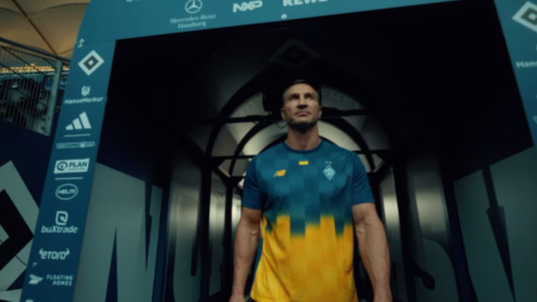 Володимир Кличко у футболці Динамо / Скріншот з відео Володимир Кличко у футболці Динамо / Скріншот з відео