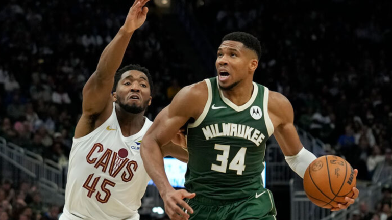 Адетокумбо (праворуч) / Фото з X Адетокумбо (праворуч) / Фото з X