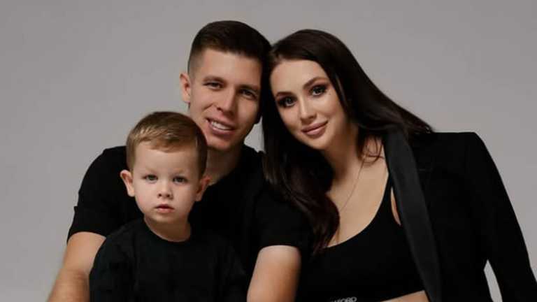 Олександр Піхальонок із сім'єю / Фото з instagram.com/olechkapikhalonok Олександр Піхальонок із сім'єю / Фото з instagram.com/olechkapikhalonok