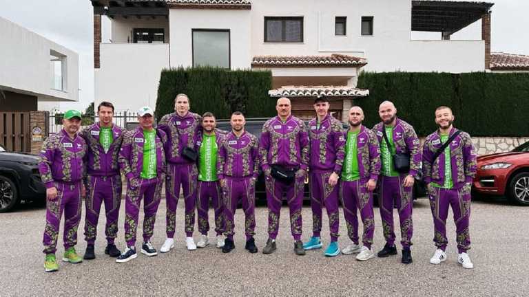 Олександр Усик з командою / Фото instagram.com/usykaa Олександр Усик з командою / Фото instagram.com/usykaa