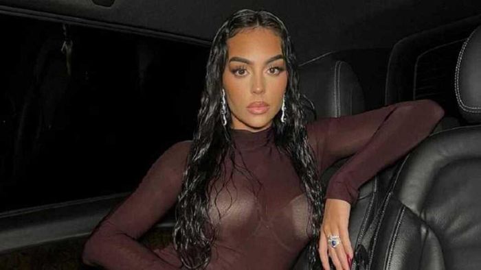 Джорджина в секси-образе из 90-х посетила выставку в Эр-Рияде –огненные фото