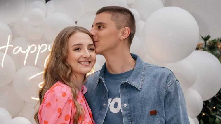 Віталій Миколенко з дружиною / Фото instagram.com/mikola_16 Віталій Миколенко з дружиною / Фото instagram.com/mikola_16