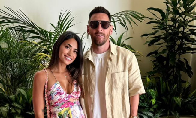 Возлюбленная Месси поразила видом в обтягивающем платье во время празднования Рождества – фото красавицы