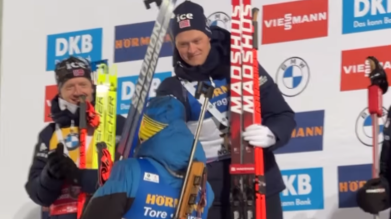 Мандзин вітає Йоханнеса Бьо (ліворуч) / Скріншот з відео Мандзин вітає Йоханнеса Бьо (ліворуч) / Скріншот з відео