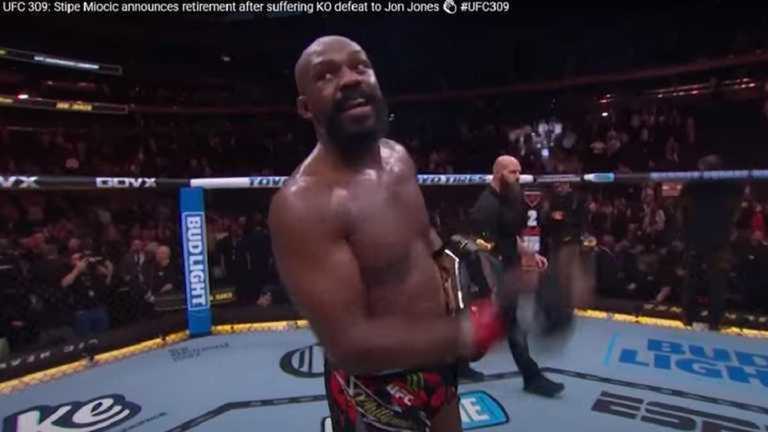 Джон Джонс / Скріншот з трансляції Джон Джонс / Скріншот з трансляції