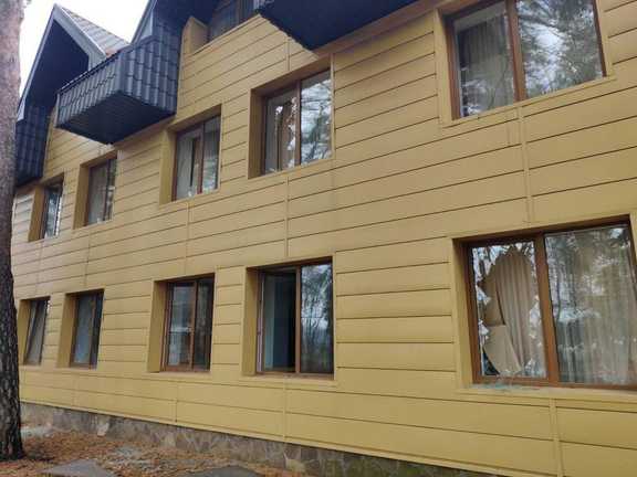 Пошкодження після російського обстрілу / Фото Дніпрянин Пошкодження після російського обстрілу / Фото Дніпрянин