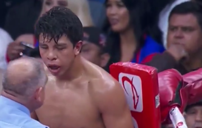 Сурас відправив суперника у нокдаун / Скріншот