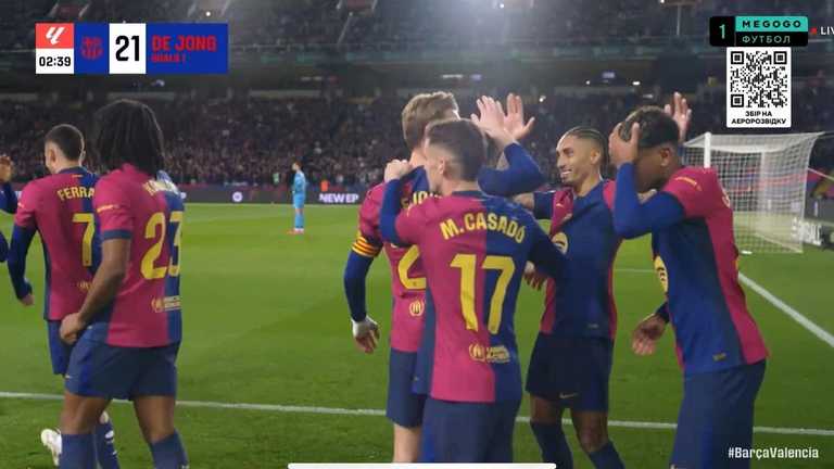 Игроки Барселоны празднуют гол / Скриншот из трансляции Игроки Барселоны празднуют гол / Скриншот из трансляции