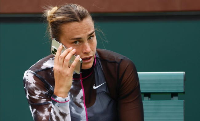 Білоруска Соболенко "помочилася" на кубок Australian Open – відео ганебної поведінки