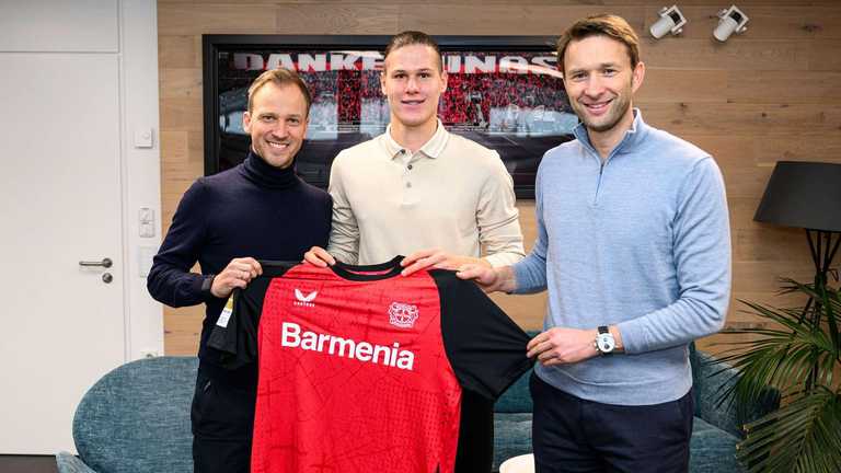 Артем Степанов підписав новий контракт з Байєром / фото сайт Байєра Артем Степанов підписав новий контракт з Байєром / фото сайт Байєра