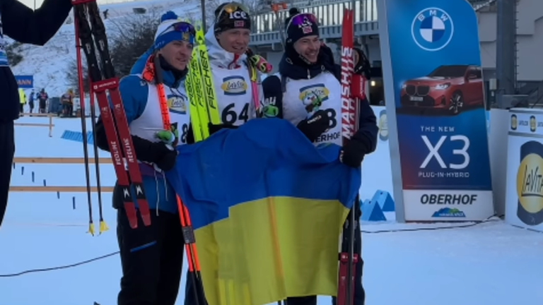 Підручний, Ульдаль та Легрейд з прапором України / Скріншот з відео Підручний, Ульдаль та Легрейд з прапором України / Скріншот з відео