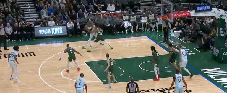 Мілуокі обіграв Сан-Антоніо / Скріншот з трансляції Мілуокі обіграв Сан-Антоніо / Скріншот з трансляції