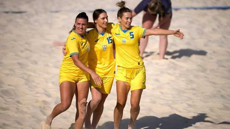 Жіноча збірна України з пляжного футболу / фото: beachsoccer.com