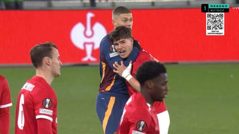 Довбик заробив жовту картку / Скріншот з відео Довбик заробив жовту картку / Скріншот з відео