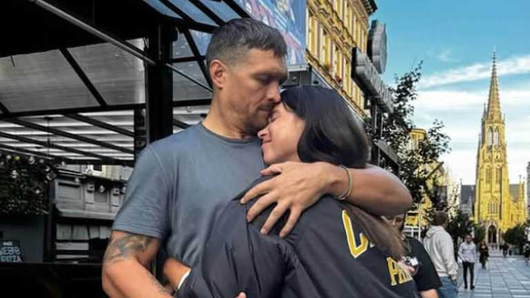 Олександр Усик із дружиною / Фото іnstagram.com/usykaa Олександр Усик із дружиною / Фото іnstagram.com/usykaa