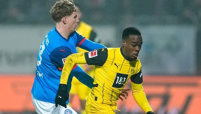 Боруссия Д в большинстве сенсационно провалилась против Хольштайна, пропустив 4 мяча Боруссия Д в большинстве сенсационно провалилась против Хольштайна, пропустив 4 мяча