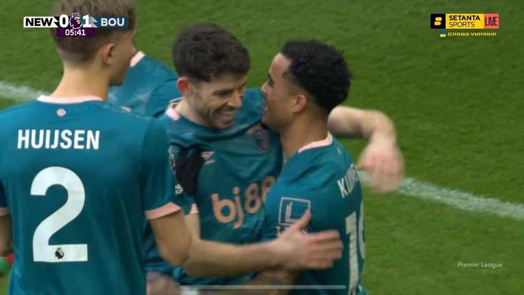 Гравці Борнмута святкують гол / Скріншот з трансляції Гравці Борнмута святкують гол / Скріншот з трансляції