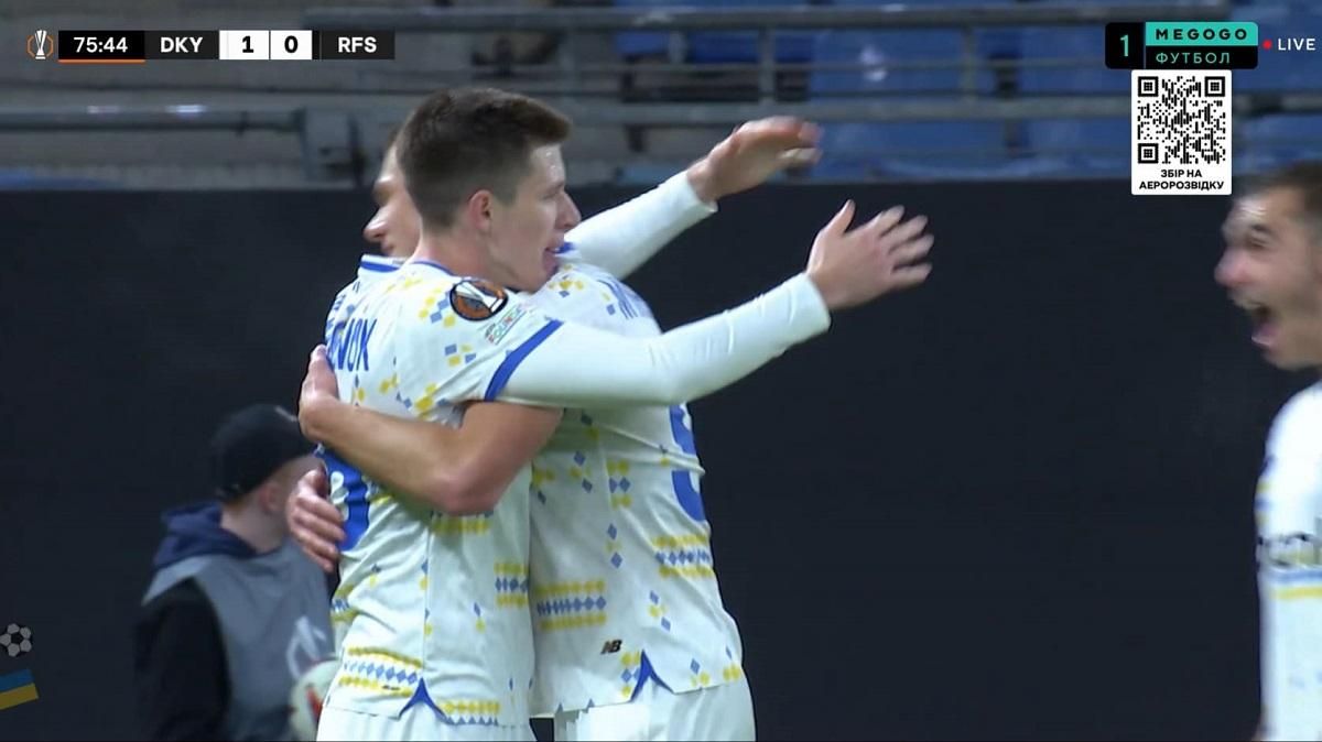 Игроки Динамо празднуют гол / Скриншот из видео Игроки Динамо празднуют гол / Скриншот из видео