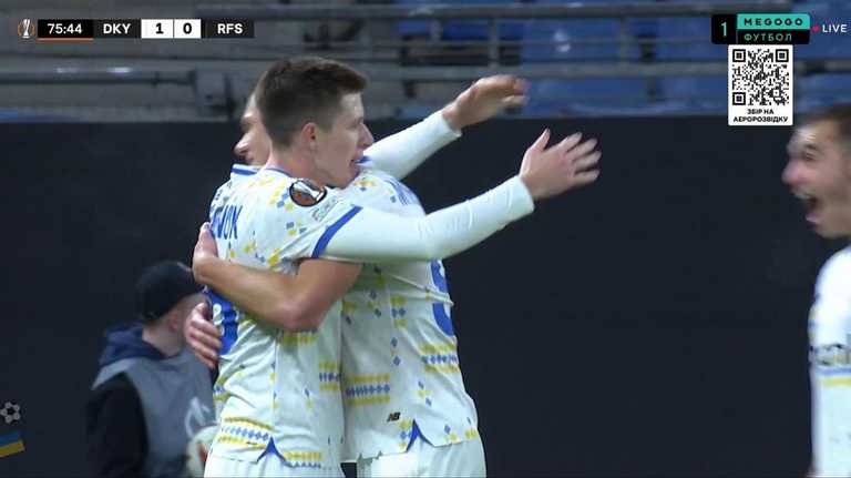 Игроки Динамо празднуют гол / Скриншот из видео Игроки Динамо празднуют гол / Скриншот из видео