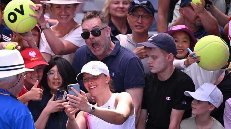 Іга Свьонтек з фанатами / Фото WTA Іга Свьонтек з фанатами / Фото WTA