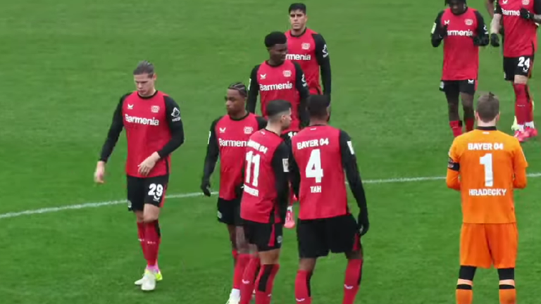 Артем Степанов перед стартом матчу (№29) / Скріншот з відео Артем Степанов перед стартом матчу (№29) / Скріншот з відео