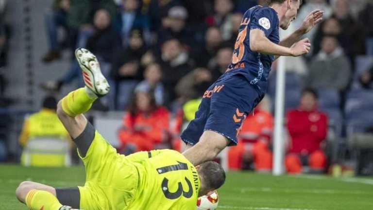 Андрій Лунін в епізоді з можливим пенальті у ворота Реала / Фото Sirvent Андрій Лунін в епізоді з можливим пенальті у ворота Реала / Фото Sirvent