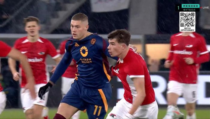 Довбик разбил нос сопернику, едва не схватил красную карточку и отыграл лишь тайм – Рома уступила АЗ Рома уступила АЗ в ЛЕ Довбик разбил нос сопернику, едва не схватил красную карточку и отыграл лишь тайм – Рома уступила АЗ Рома уступила АЗ в ЛЕ