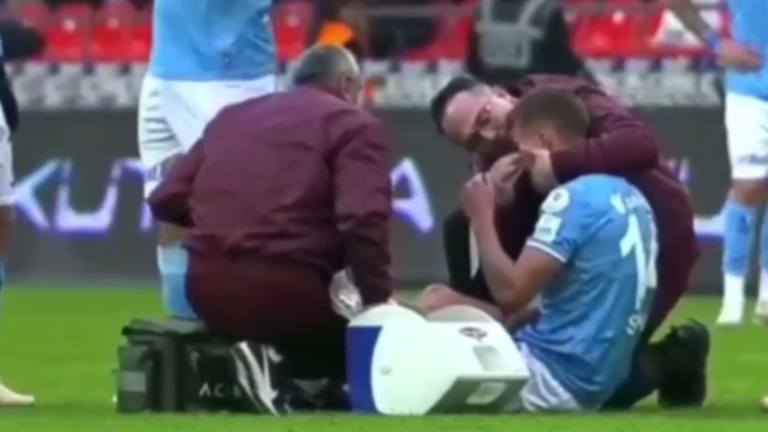 Данило Сікан отримує допомогу лікарів / Скріншот Данило Сікан отримує допомогу лікарів / Скріншот