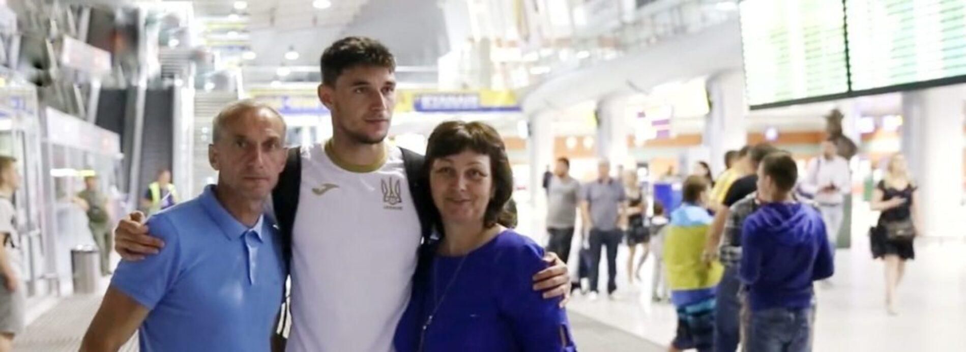 Роман Яремчук с родителями / Фото из открытых источников