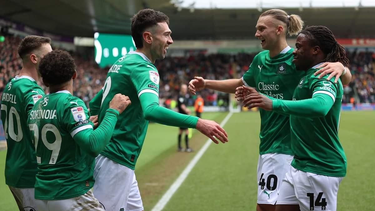 Гравці Плімута святкують перемогу / Фото Isabelle Field/Plymouth Argyle via Getty Images 