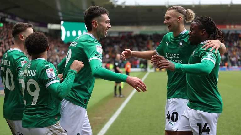 Гравці Плімута святкують перемогу / Фото Isabelle Field/Plymouth Argyle via Getty Images 