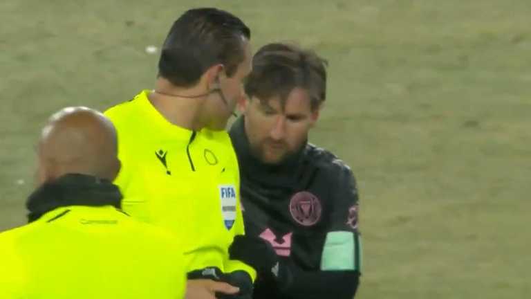 Мессі з арбітром / Скріншот з відео Мессі з арбітром / Скріншот з відео