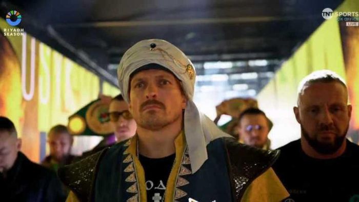 Усик прибув у Саудівську Аравію на вечір боксу, де визначиться його потенційний суперник