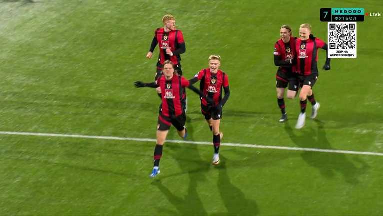 Игроки Викингура празднуют гол / Скриншот с трансляции Игроки Викингура празднуют гол / Скриншот с трансляции