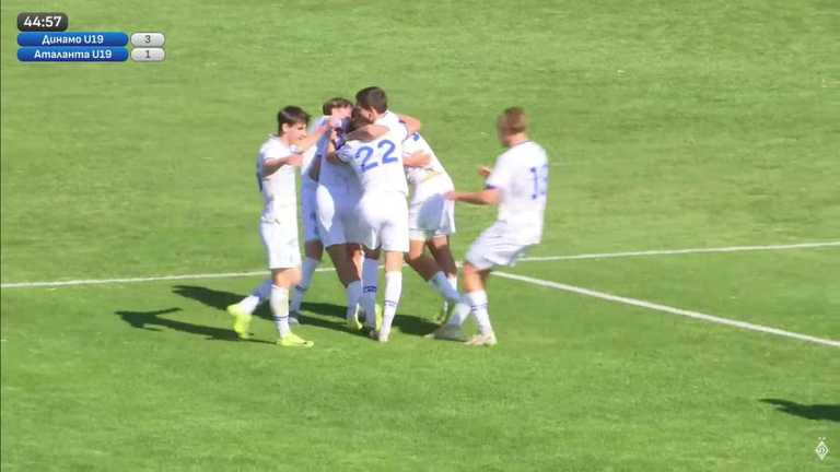 Игроки Динамо празднуют гол / Скриншот Игроки Динамо празднуют гол / Скриншот