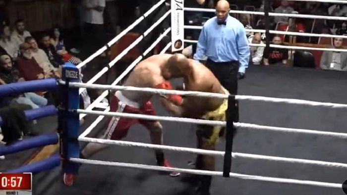 Экс-чемпион мира по боксу одержал яркую победу в 59 лет, соперник-шериф порвал бицепс – видео рубки