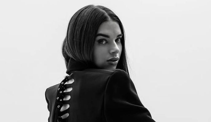 Ефектна кохана Усика позує на узбережжі Іспанії – розкішні кадри 