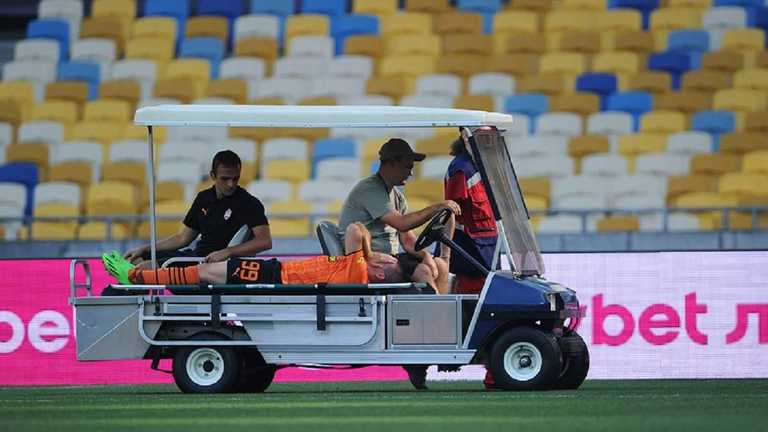 Корниенко убирают с поля после травмы / Фото ФК Шахтер Корниенко убирают с поля после травмы / Фото ФК Шахтер