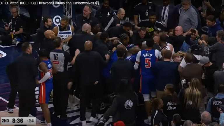 Бійка між гравцями Міннесоти і Детройта / Скріншот з відео Бійка між гравцями Міннесоти і Детройта / Скріншот з відео