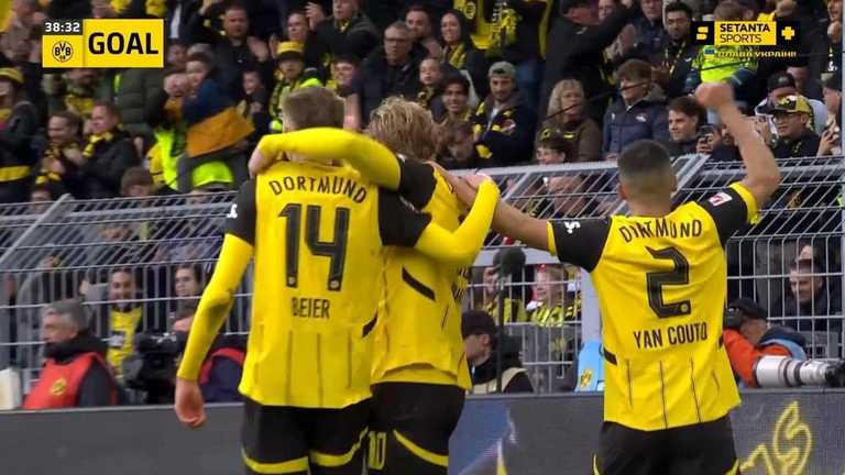 Гравці Борусії Д святкують гол / Скріншот з трансляції Гравці Борусії Д святкують гол / Скріншот з трансляції