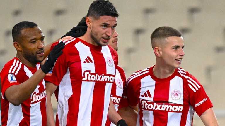 Роман Яремчук с игроками Олимпиакоса / фото ФК Олимпиакос Роман Яремчук с игроками Олимпиакоса / фото ФК Олимпиакос