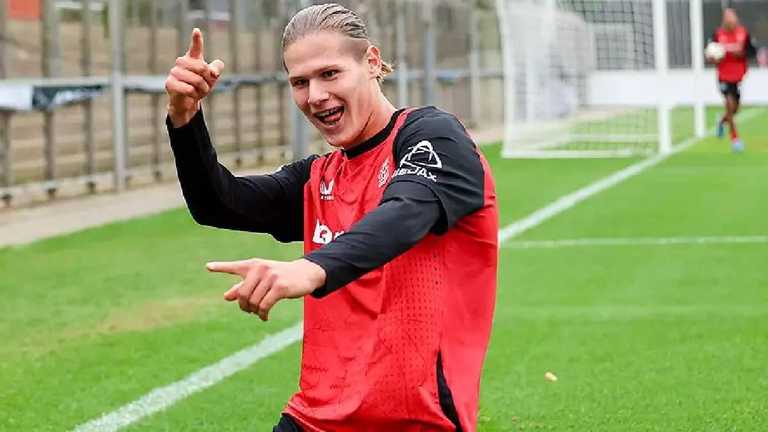 Артем Степанов / ФК Байєр Артем Степанов / ФК Байєр