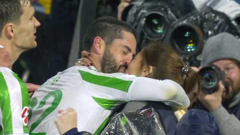 Іско цілує дружину / Скріншот Іско цілує дружину / Скріншот