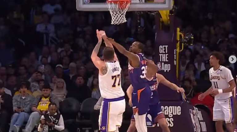 Лейкерс перемогли Фінікс / Скріншот з відео Лейкерс перемогли Фінікс / Скріншот з відео